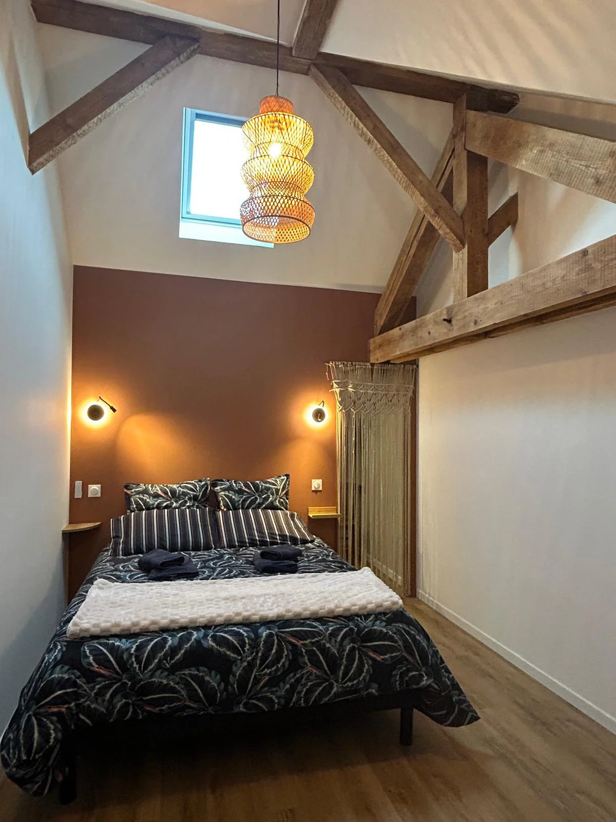 Chambre mansardée design bois